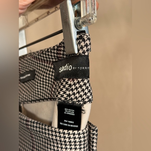 Studio By Torrid ALine Flare Grey Black Pink Houndstooth Print Trousers Size 24R - Picture 8 of 8
